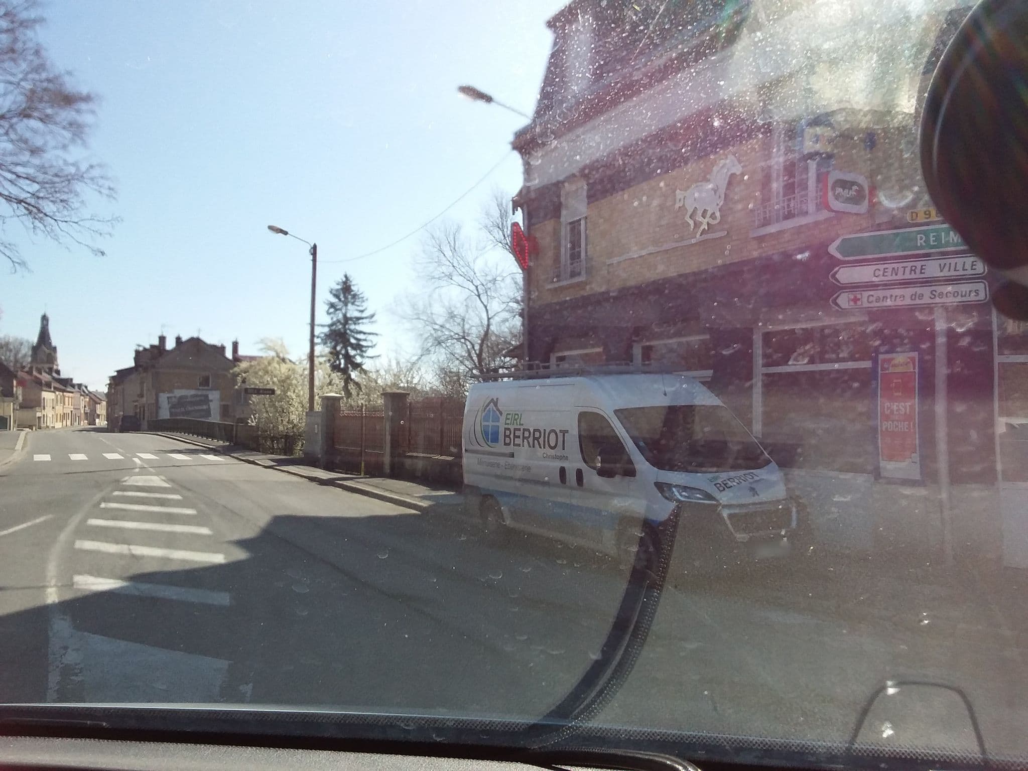 Street view near Hôtel du Cheval Blanc, Guignicourt — © sigaisne (CC BY-SA · Mapillary)