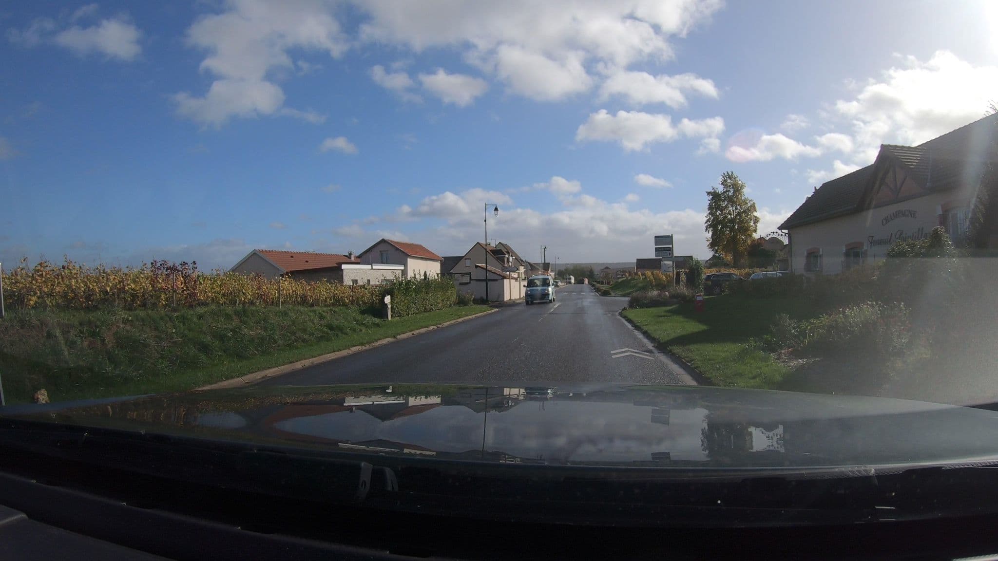 Street view near Gîtes Des Écuries De Chamery, Bezannes — © vinisa (CC BY-SA · Mapillary)