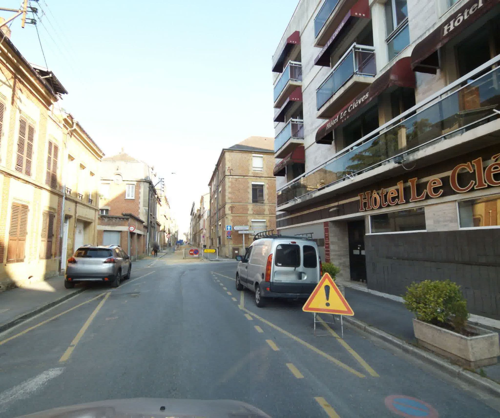 Street view near Hotel Le Clève, Charleville-Mézières — © sogefi (CC BY-SA · Mapillary)