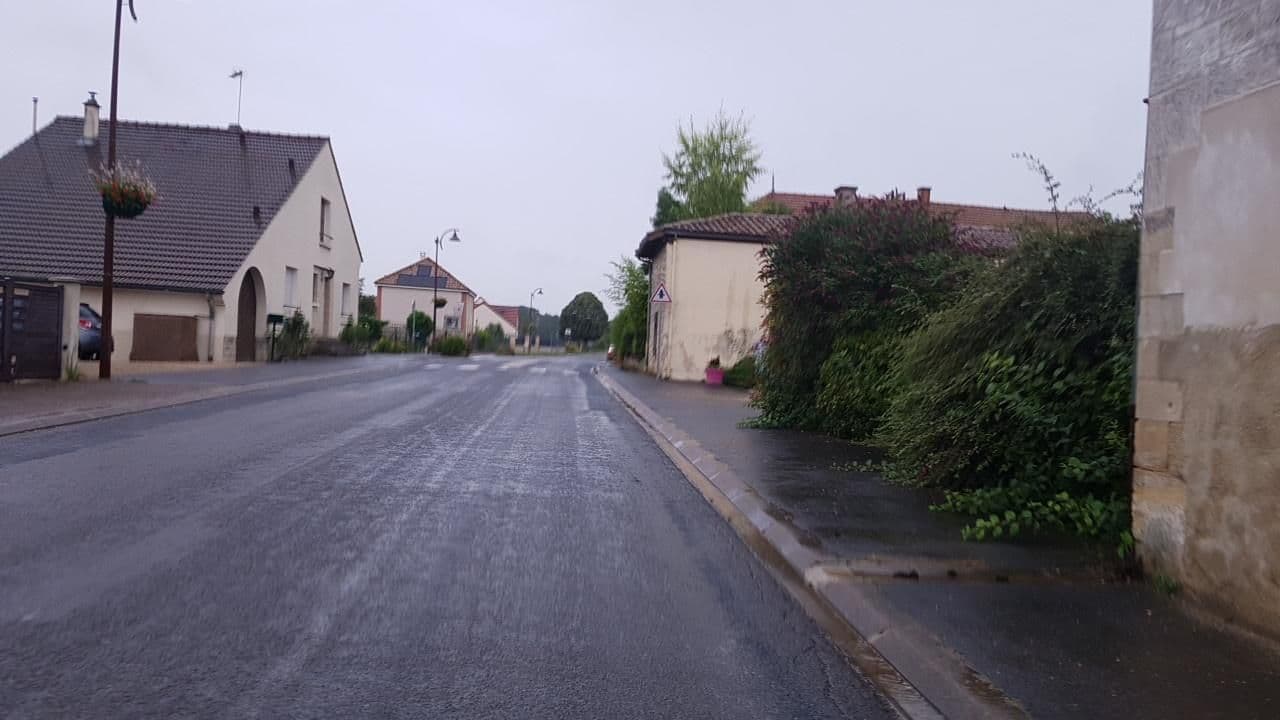 Street view near Les Perrières, Sarry — © changchun1 (CC BY-SA · Mapillary)