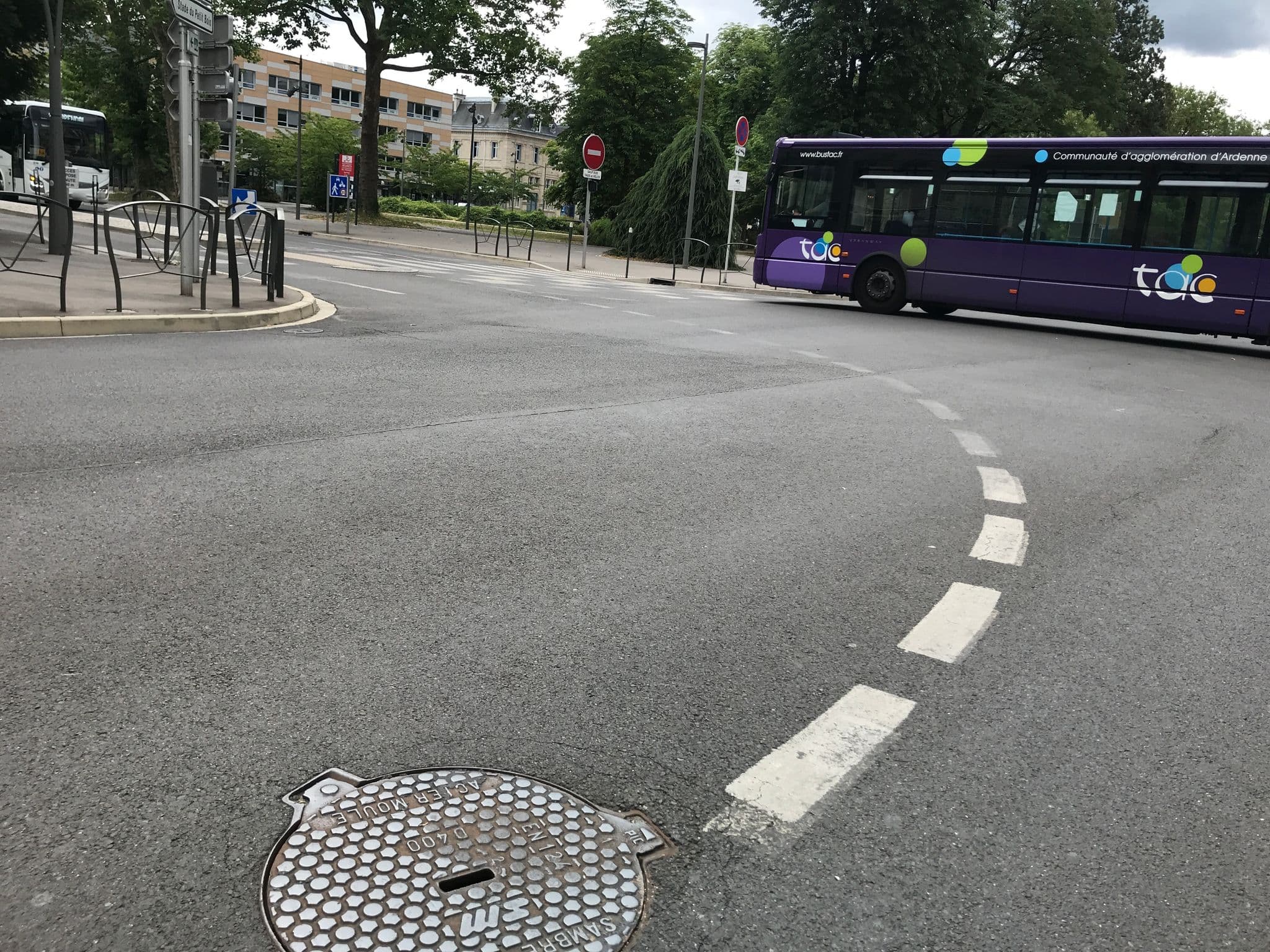 Street view near le relais du square, Charleville-Mézières — © miguel_andrade (CC BY-SA · Mapillary)