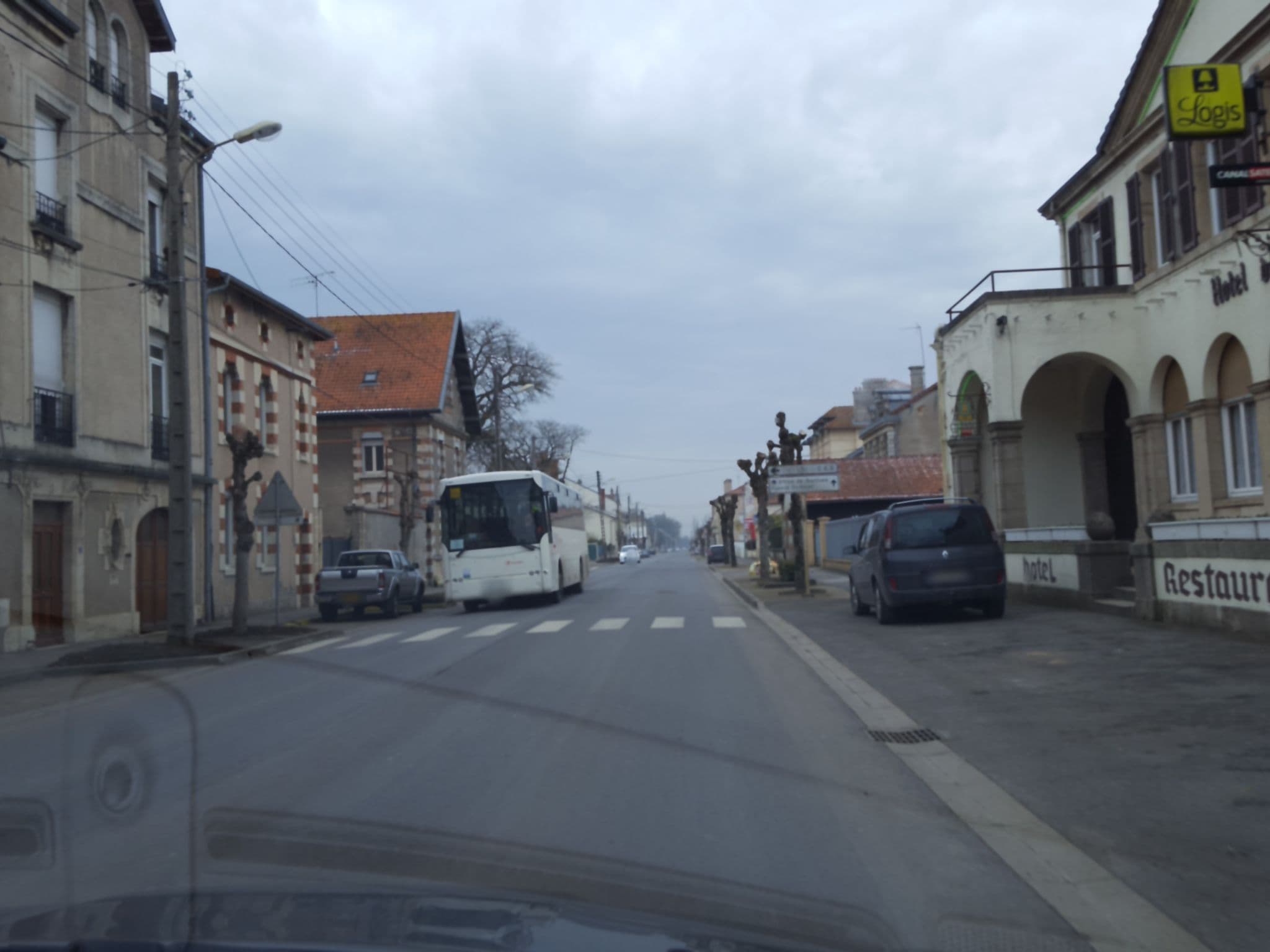 Street view near Logis Hôtel de la Sirène, Étain — © thibphil (CC BY-SA · Mapillary)