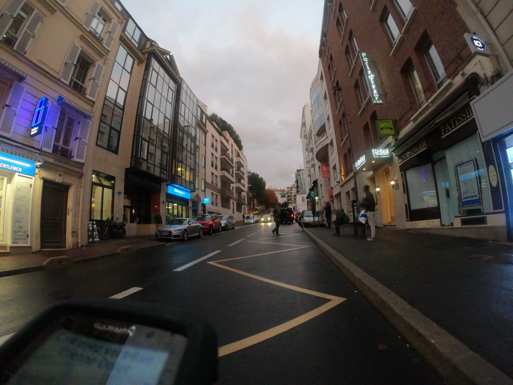 Street view near Hôtel Paris d'Issy, Issy-les-Moulineaux — © htonchia (CC BY-SA · Mapillary)
