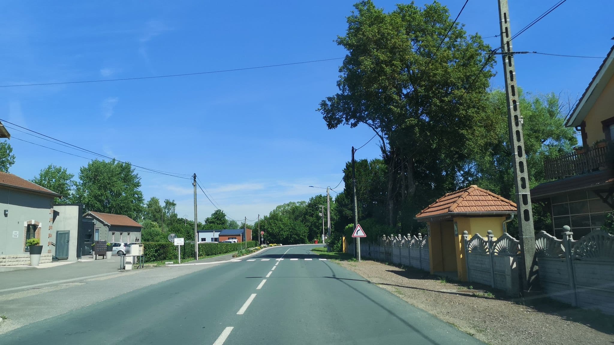 Street view near Chambres d'hôtes & Gîtes la Paysanne, Étain — © emil_d (CC BY-SA · Mapillary)