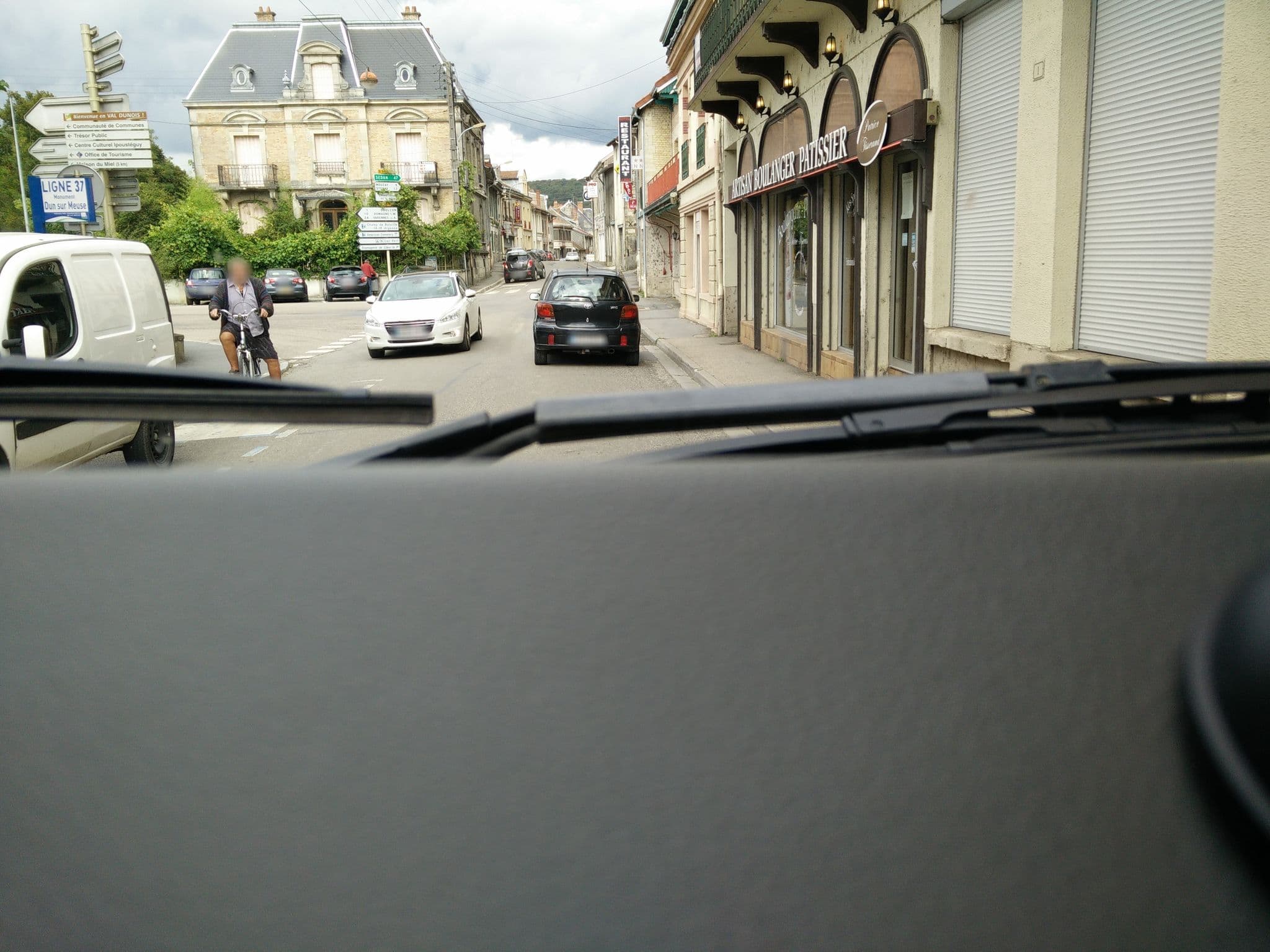 Street view near Hôtel Restaurant de Commerce Dun-sur-Meuse, Stenay — © bernardvoyageur (CC BY-SA · Mapillary)