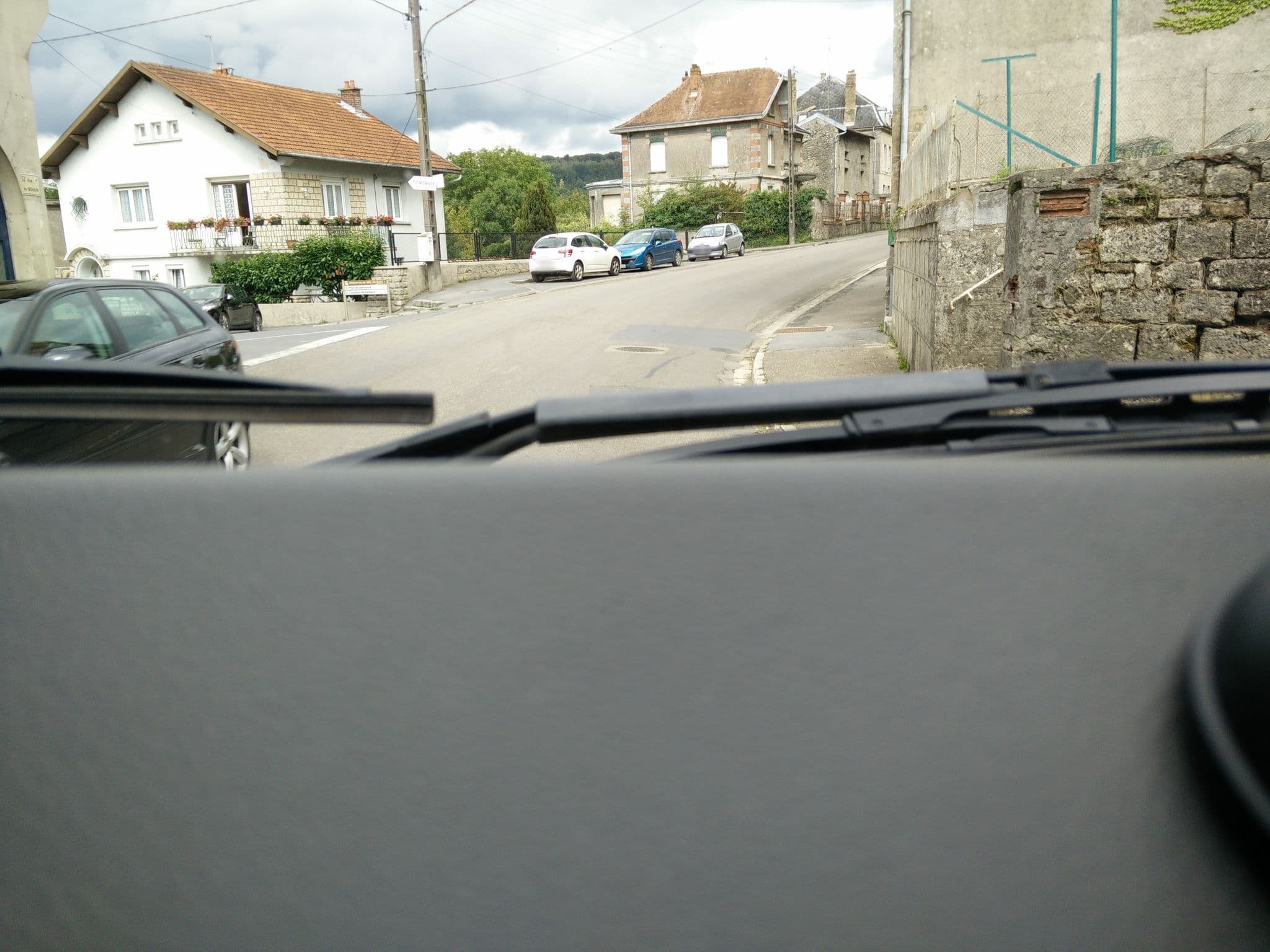 Street view near Notre Paradis, Stenay — © bernardvoyageur (CC BY-SA · Mapillary)