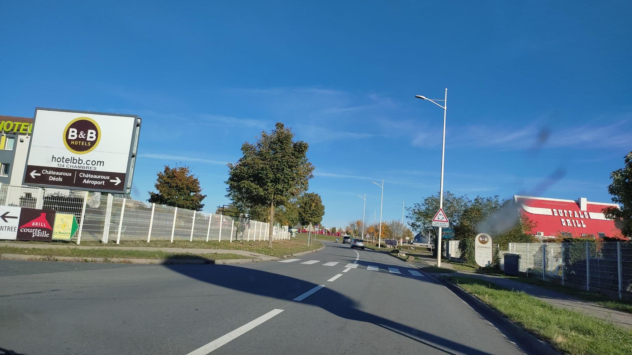 Street view near B&B Hôtel Châteauroux Aéroport (2), Déols — © kritic (CC BY-SA · Mapillary)