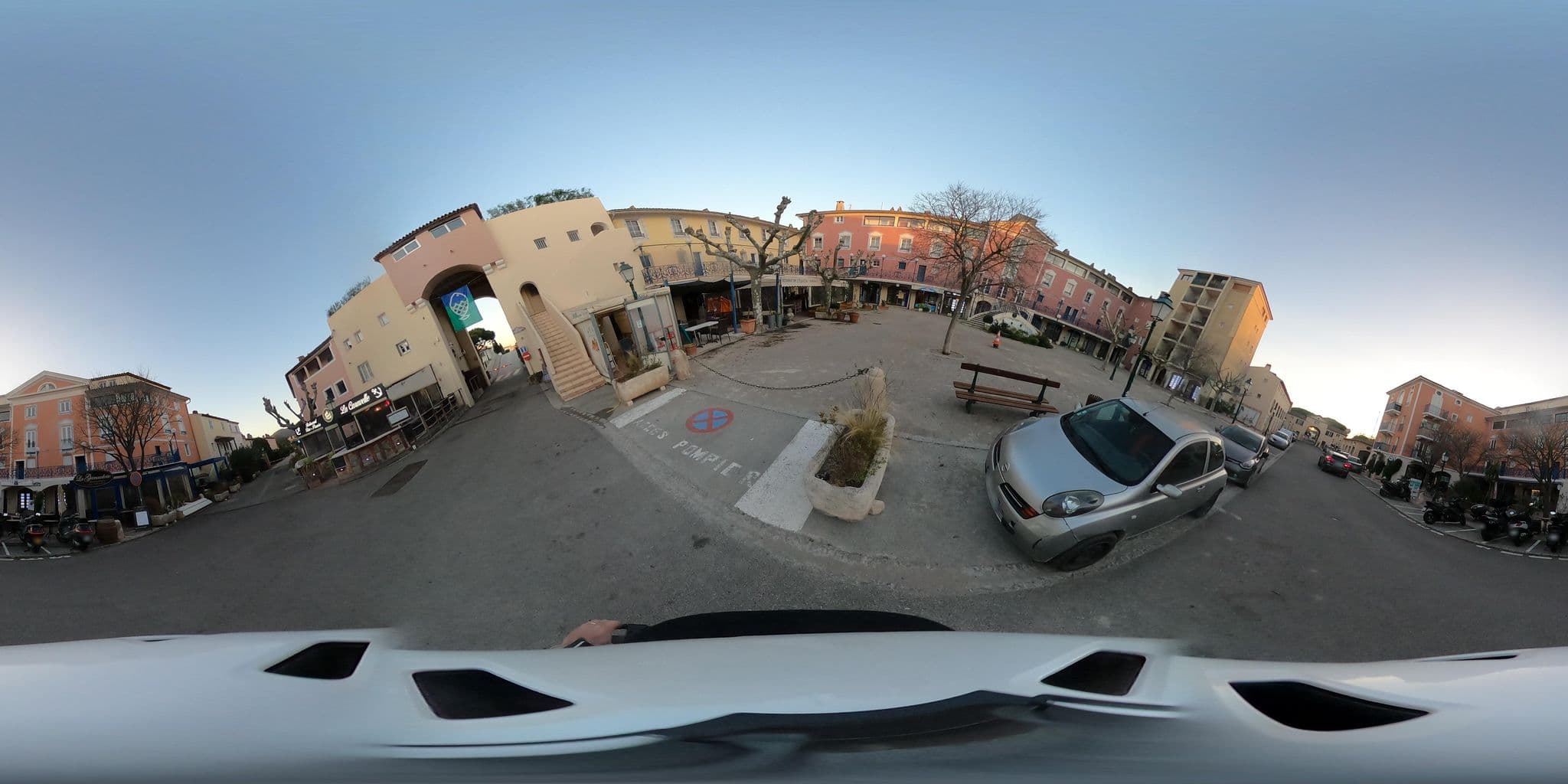 Street view near Port Grimaud les Voiles, Cogolin — © sogefi (CC BY-SA · Mapillary)