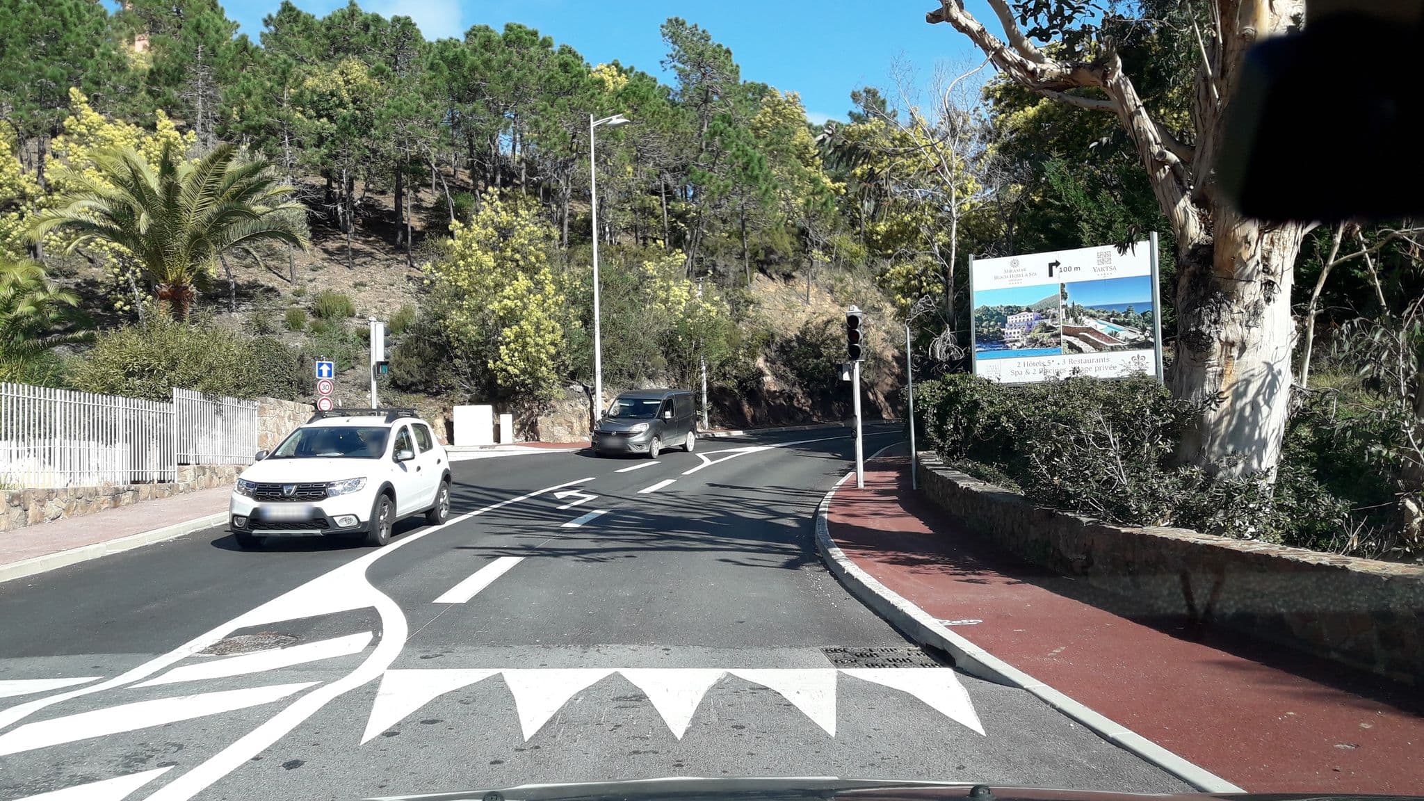 Street view near Hôtel Mas Provençal, Théoule-sur-Mer — © eric_s (CC BY-SA · Mapillary)