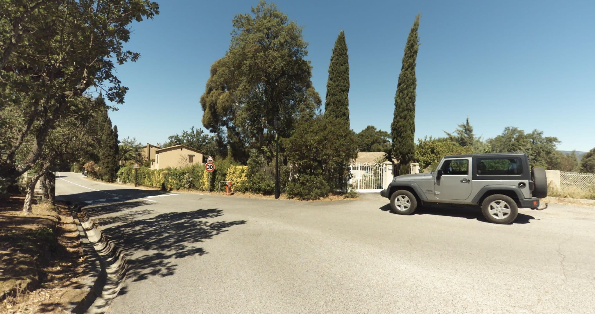 Street view near Clos de Mimosas, Saint-Tropez — © sogefi (CC BY-SA · Mapillary)