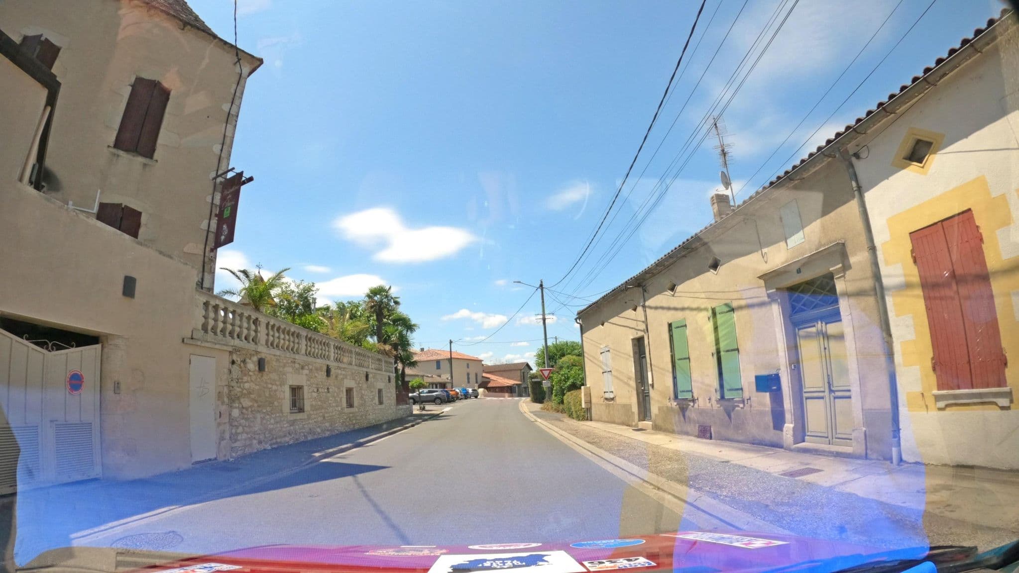 Street view near Hostellerie des Ducs, Duras — © masterofnoroad (CC BY-SA · Mapillary)