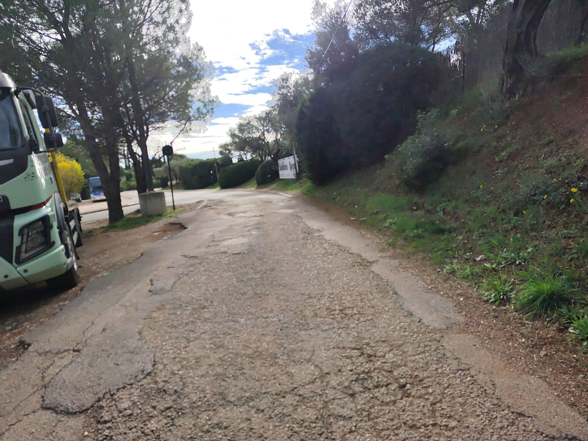 Street view near Hotel Kouros, Cuers — © Duro (CC BY-SA · Mapillary)