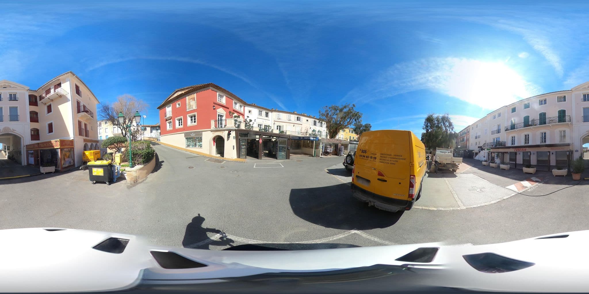 Street view near apart Port Grimaud Marche, Cogolin — © sogefi (CC BY-SA · Mapillary)