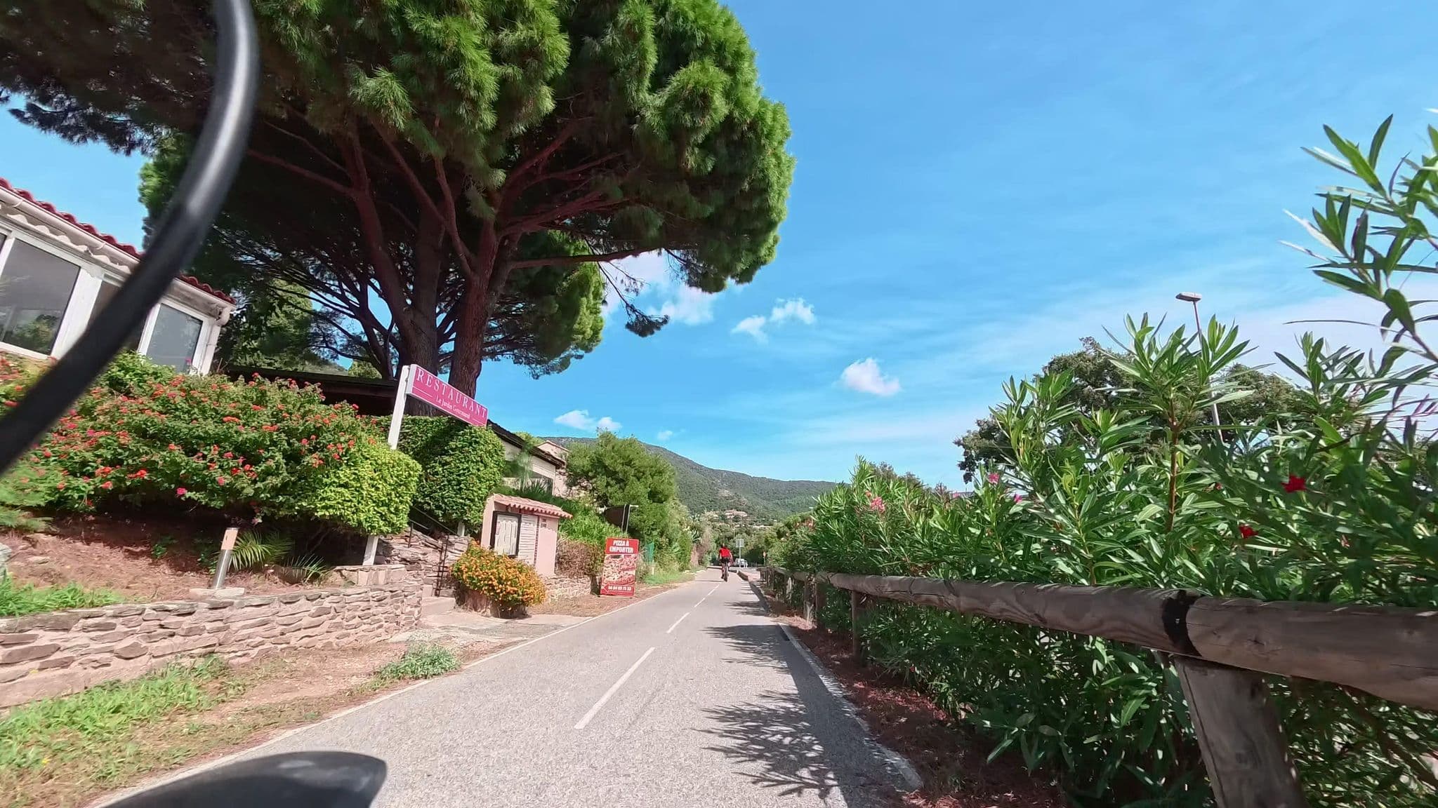 Street view near Pierre et Vacances, Le Lavandou — © voyage-hors-saison (CC BY-SA · Mapillary)