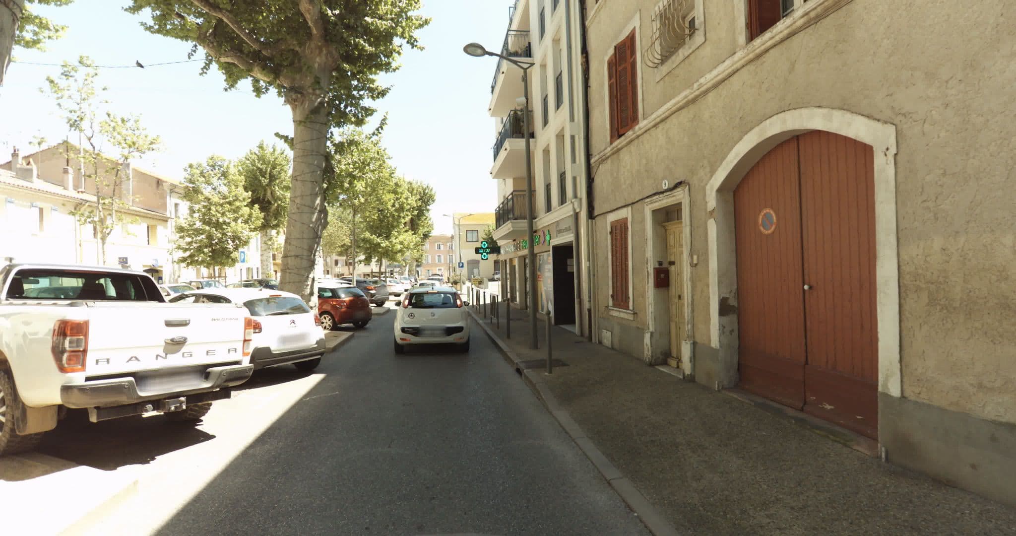 Street view near Fondation la Castille, La Crau — © sogefi (CC BY-SA · Mapillary)