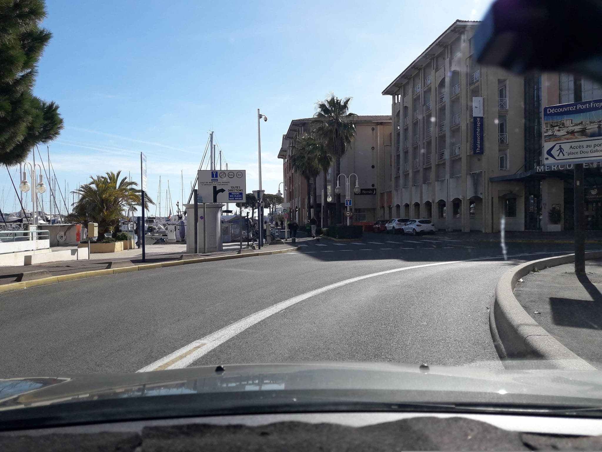 Street view near Appartements Borghèse, Fréjus — © eric_s (CC BY-SA · Mapillary)