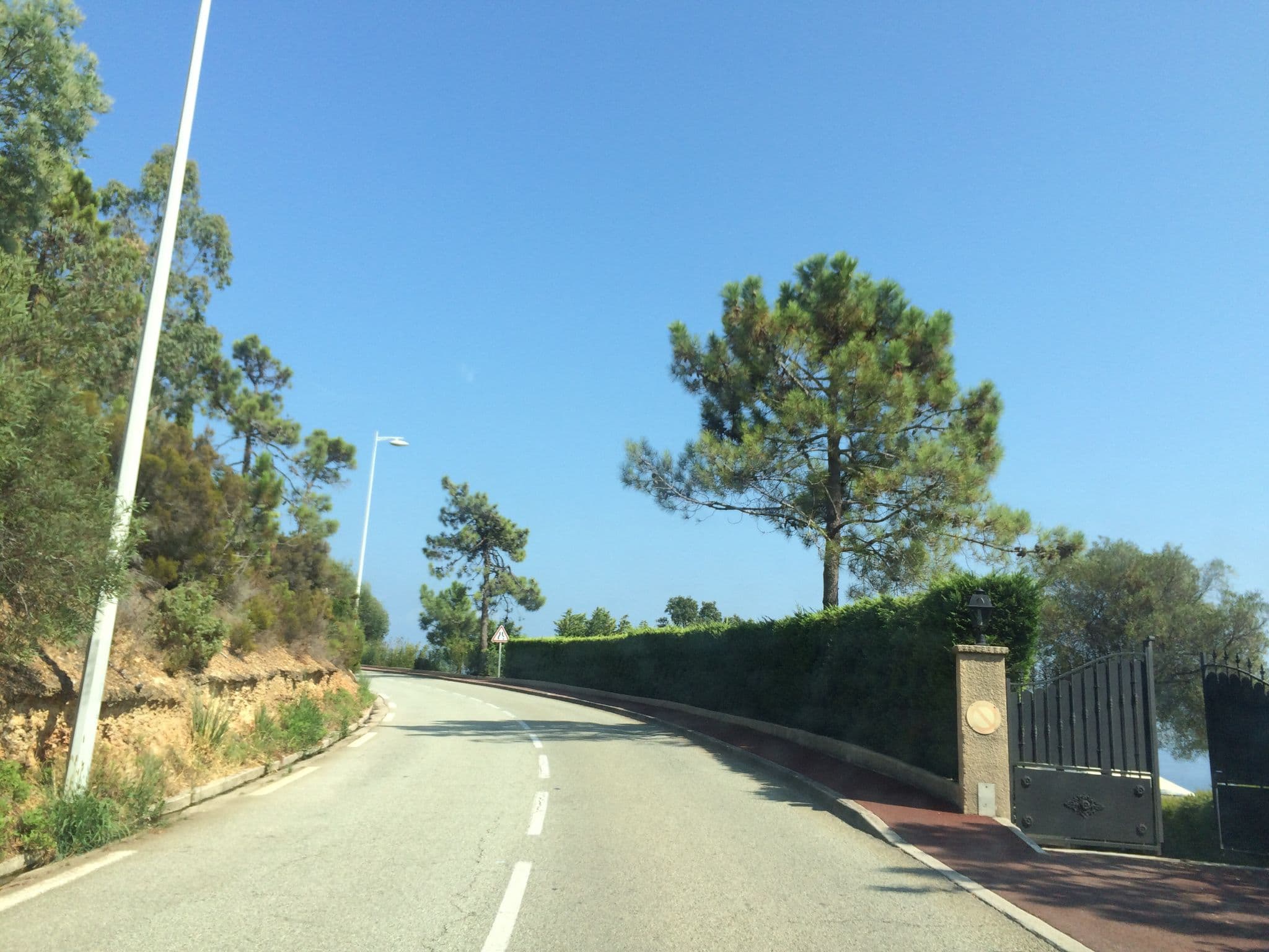 Street view near Moulin Dessus, Théoule-sur-Mer — © sarawabreus (CC BY-SA · Mapillary)