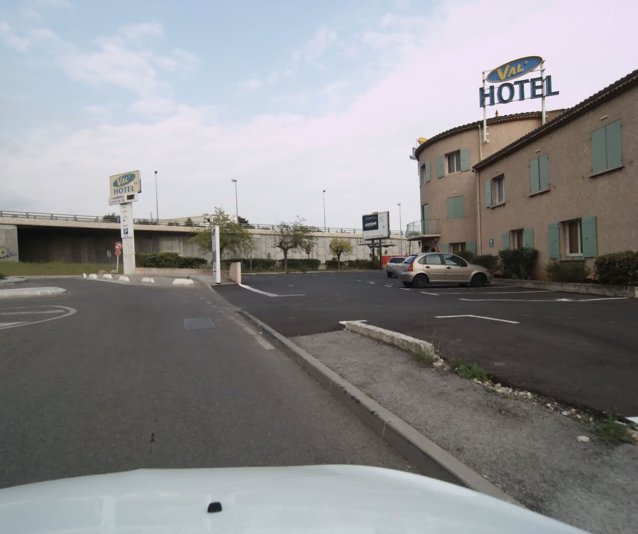 Street view near Le Val'hotel, La Garde — © sogefi (CC BY-SA · Mapillary)