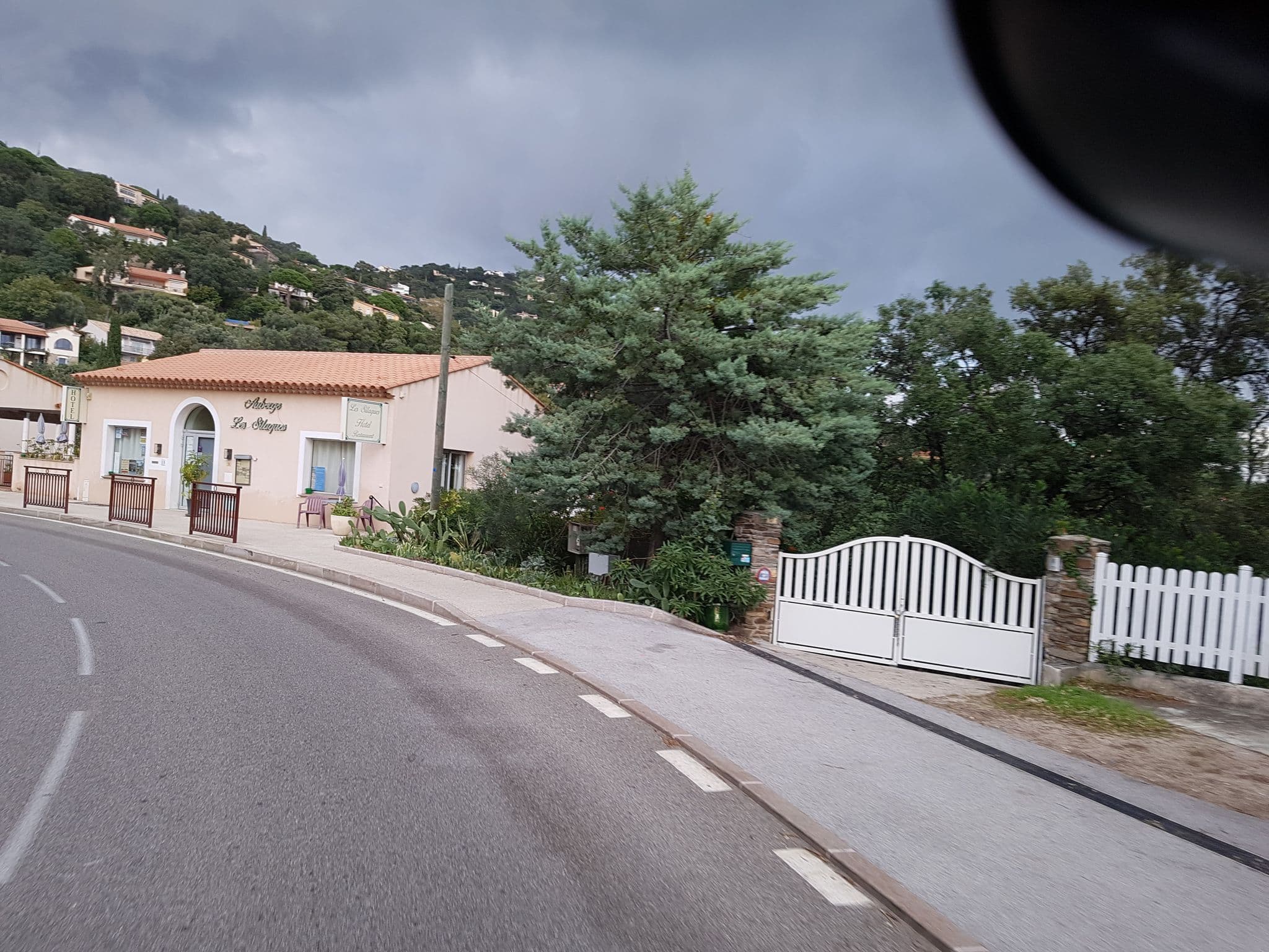 Street view near Hôtel Restaurant Auberge des Silaques, Cavalaire-sur-Mer — © bernardvoyageur (CC BY-SA · Mapillary)