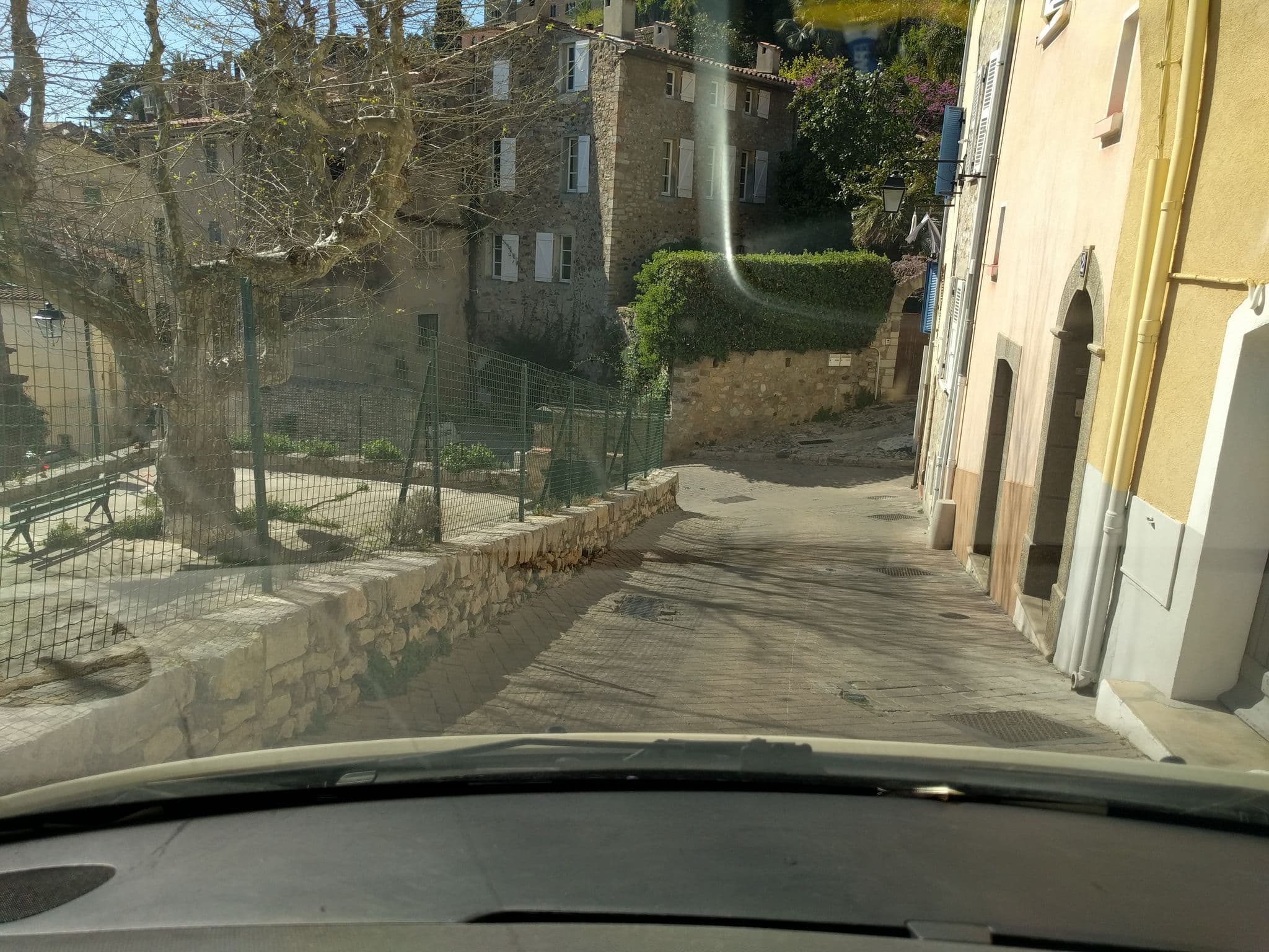Street view near L'Escandihado, Hyères — © baptistemm (CC BY-SA · Mapillary)