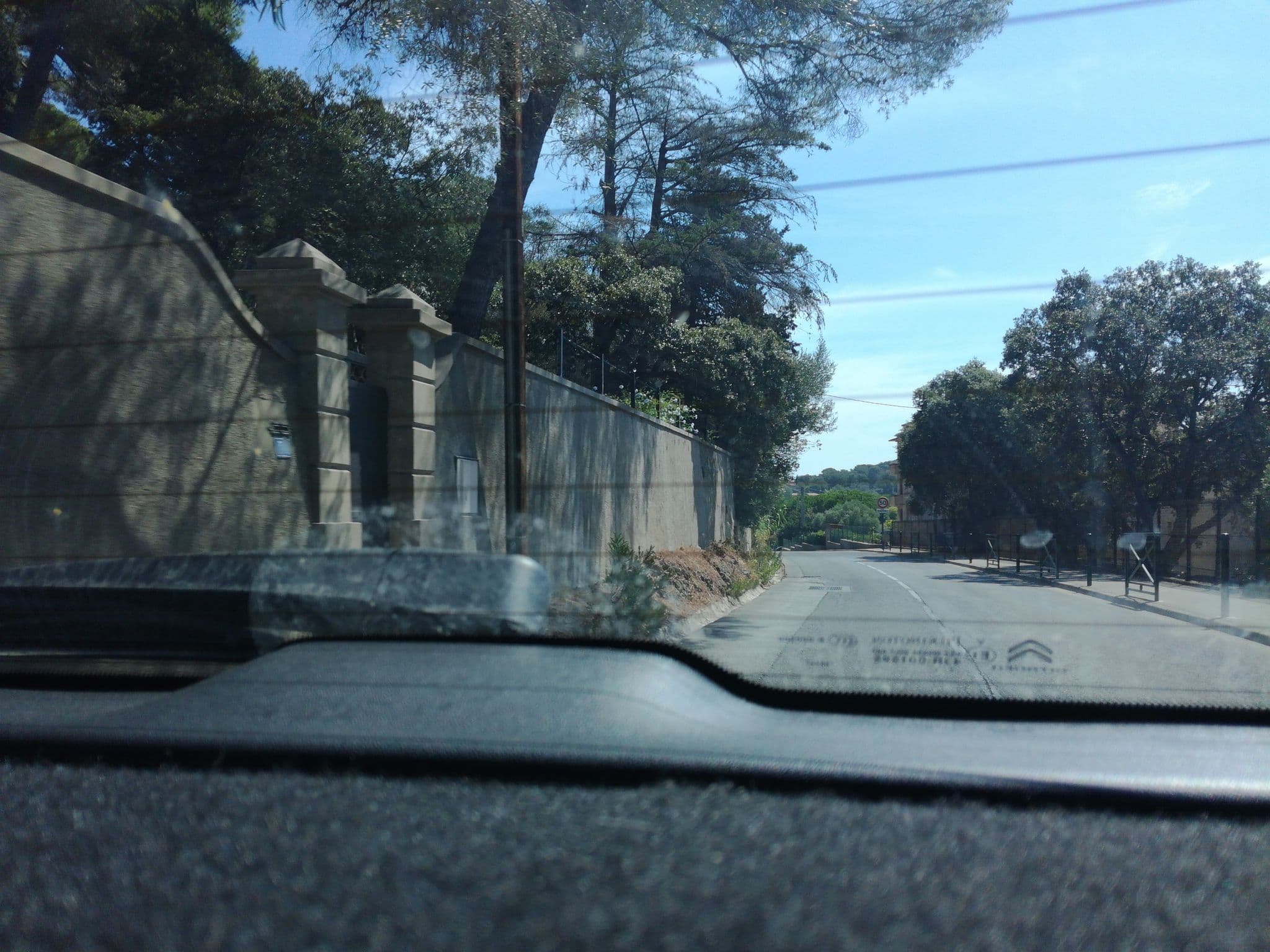 Street view near Les Terrasses de la Presqu'Ile, Carqueiranne — © baptistemm (CC BY-SA · Mapillary)