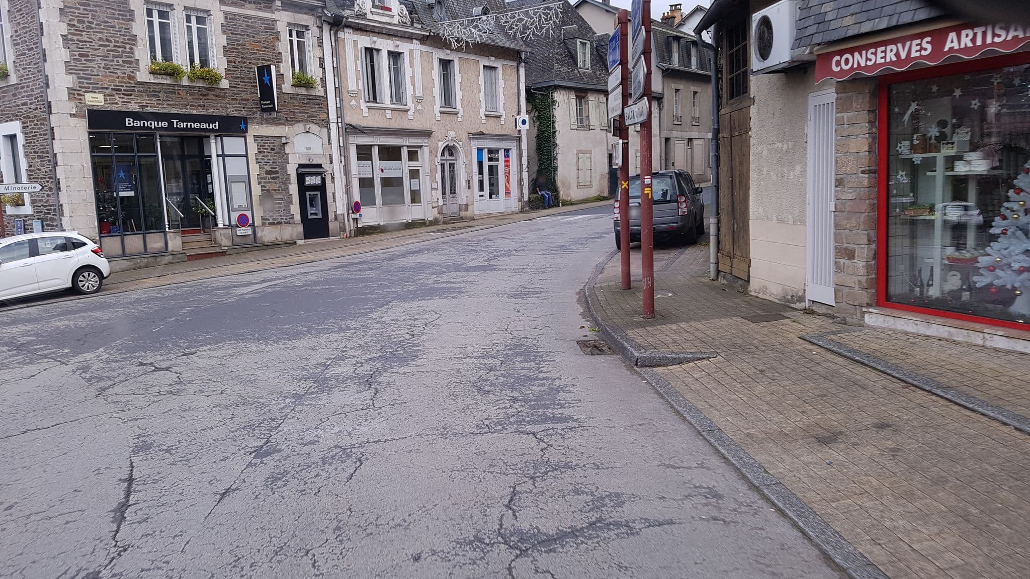Street view near Hôtel Teyssier, Uzerche — © bernardvoyageur (CC BY-SA · Mapillary)