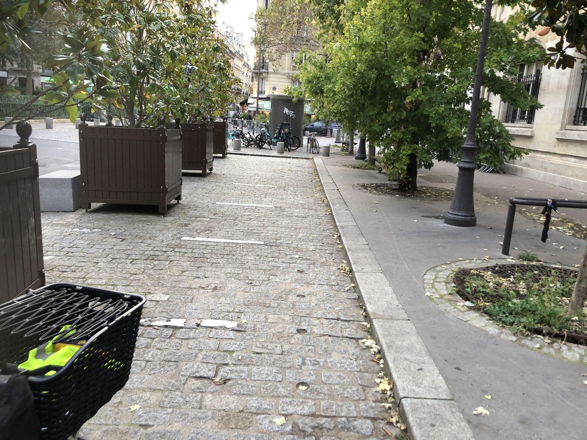 Street view near Hôtel Amiral, Paris 15 Vaugirard — © tranbert75 (CC BY-SA · Mapillary)