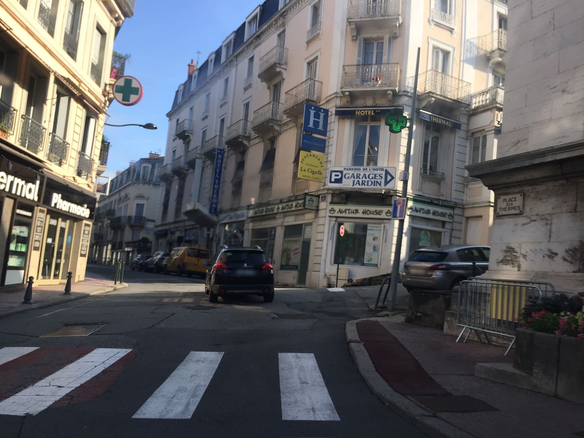 Street view near Hôtel Restaurant les Iles Britanniques, Aix-les-Bains — © thepriben (CC BY-SA · Mapillary)