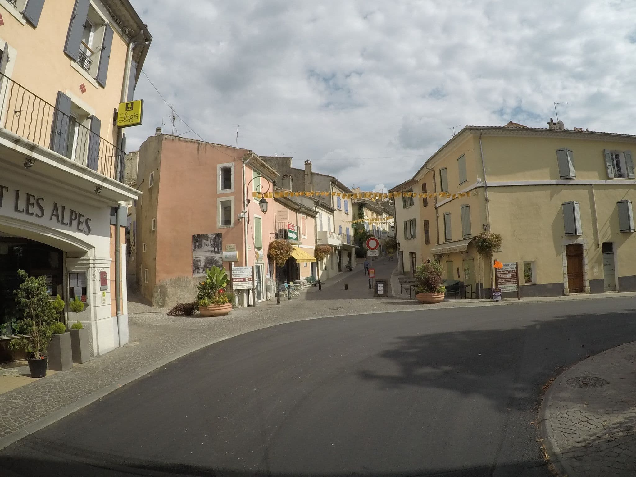 Street view near Les Alpes Hôtel Restaurant Gréoux les bains, Gréoux-les-Bains — © yaron (CC BY-SA · Mapillary)