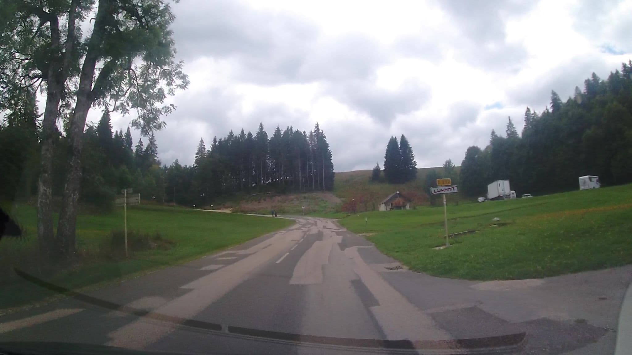 Street view near Chalet du Versoix, Saint-Claude — © trigpoint (CC BY-SA · Mapillary)