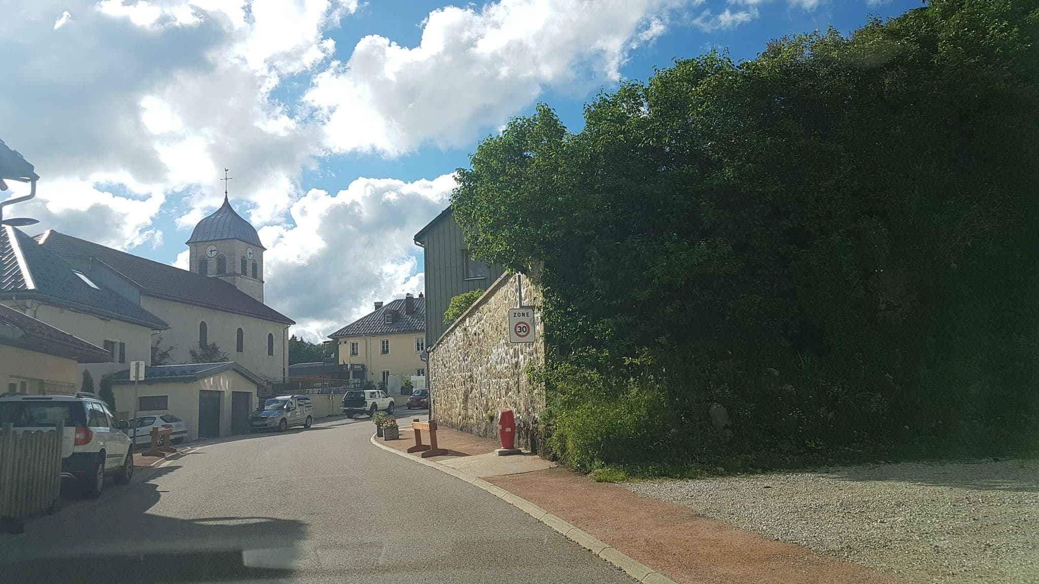 Street view near Les Arobiers, Saint-Claude — © pyrog (CC BY-SA · Mapillary)