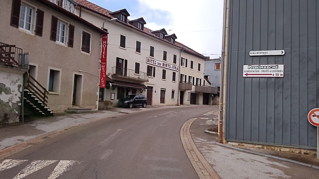 Street view near Hôtel des Monts Jura, Saint-Claude — © bernardvoyageur (CC BY-SA · Mapillary)
