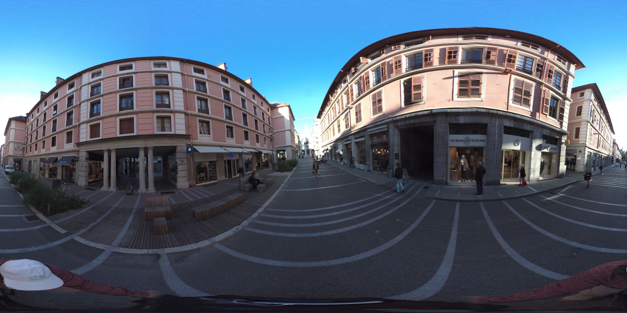 Street view near The Originals Boutique, Hôtel des Princes, Chambéry (Inter-Hotel), Chambéry — © geovelo (CC BY-SA · Mapillary)