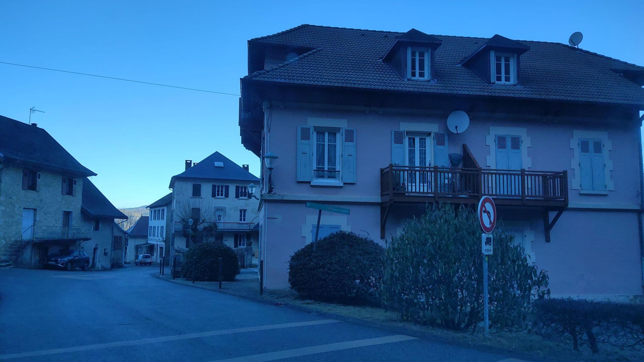 Street view near Hôtel-Restaurant de la Combe, Vimines — © MatthieuF4FNE (CC BY-SA · Mapillary)