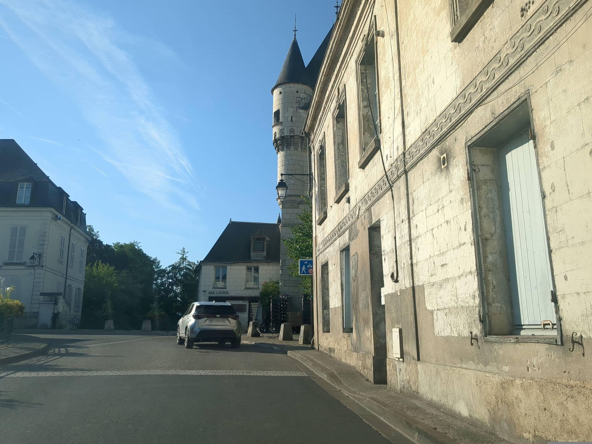 Street view near Pierre & Vacances – Résidence Le Moulin des Cordeliers, Loches — © alixun (CC BY-SA · Mapillary)