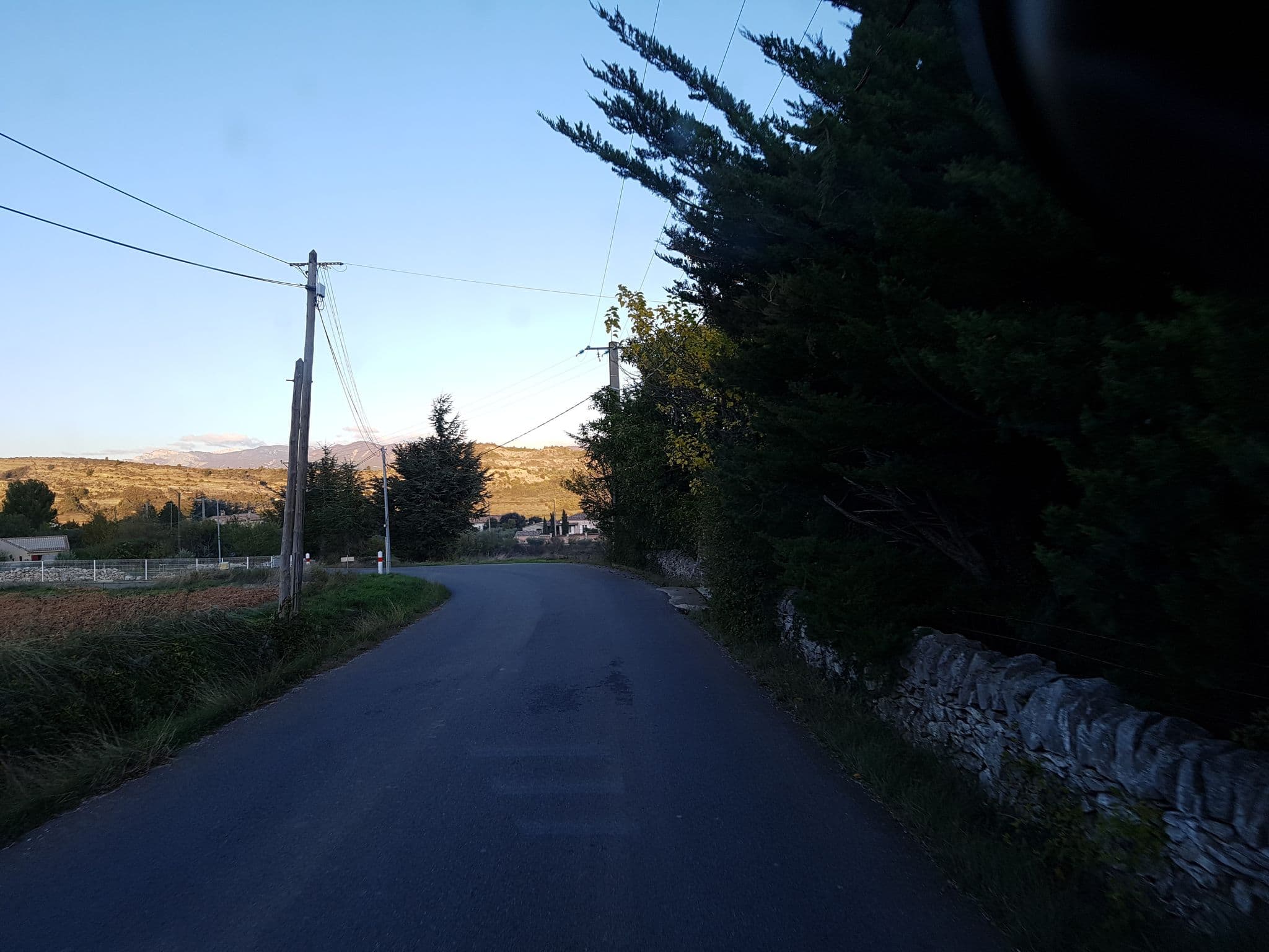 Street view near Le clos des gites, Peipin — © bernardvoyageur (CC BY-SA · Mapillary)