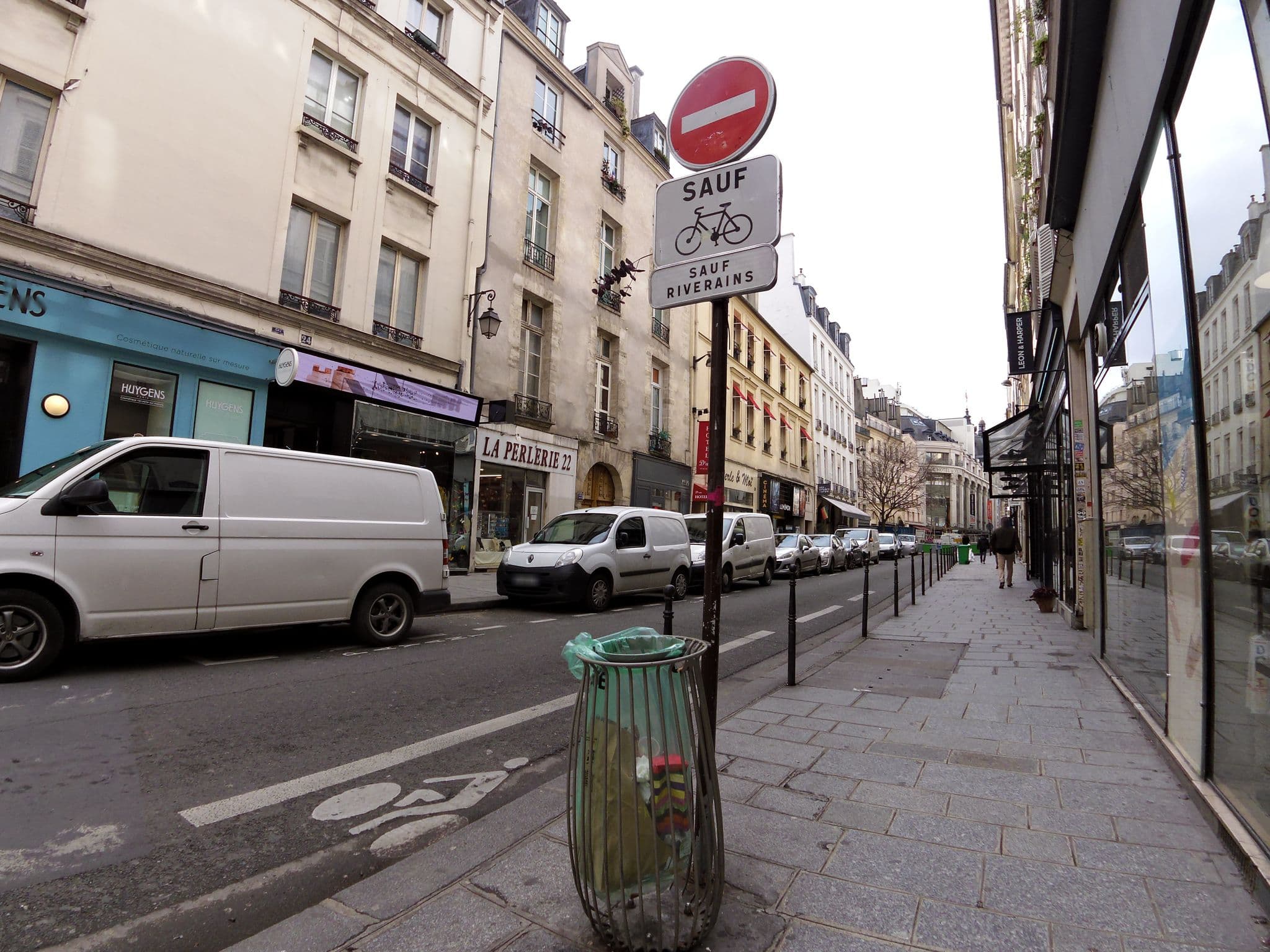 Street view near D'win, Paris 04 Hôtel-de-Ville — © zors1843 (CC BY-SA · Mapillary)