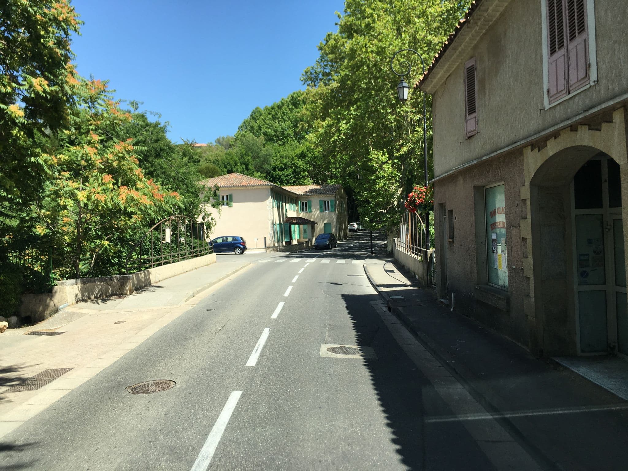 Street view near Hôtel Résidence la Castellane, Gréoux-les-Bains — © yaron (CC BY-SA · Mapillary)