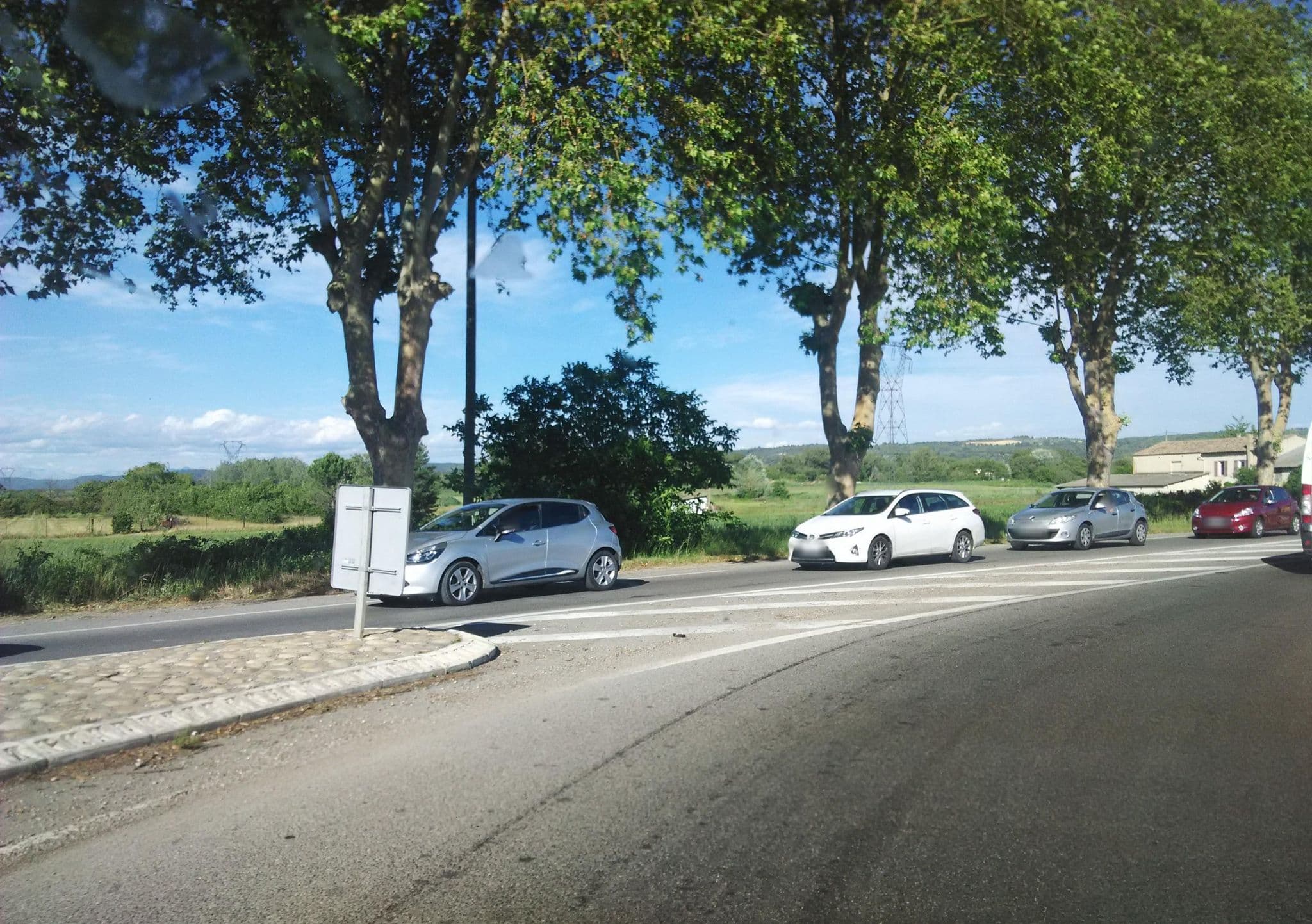 Street view near L'Auberge EverHotel de Manosque, Manosque — © brano (CC BY-SA · Mapillary)