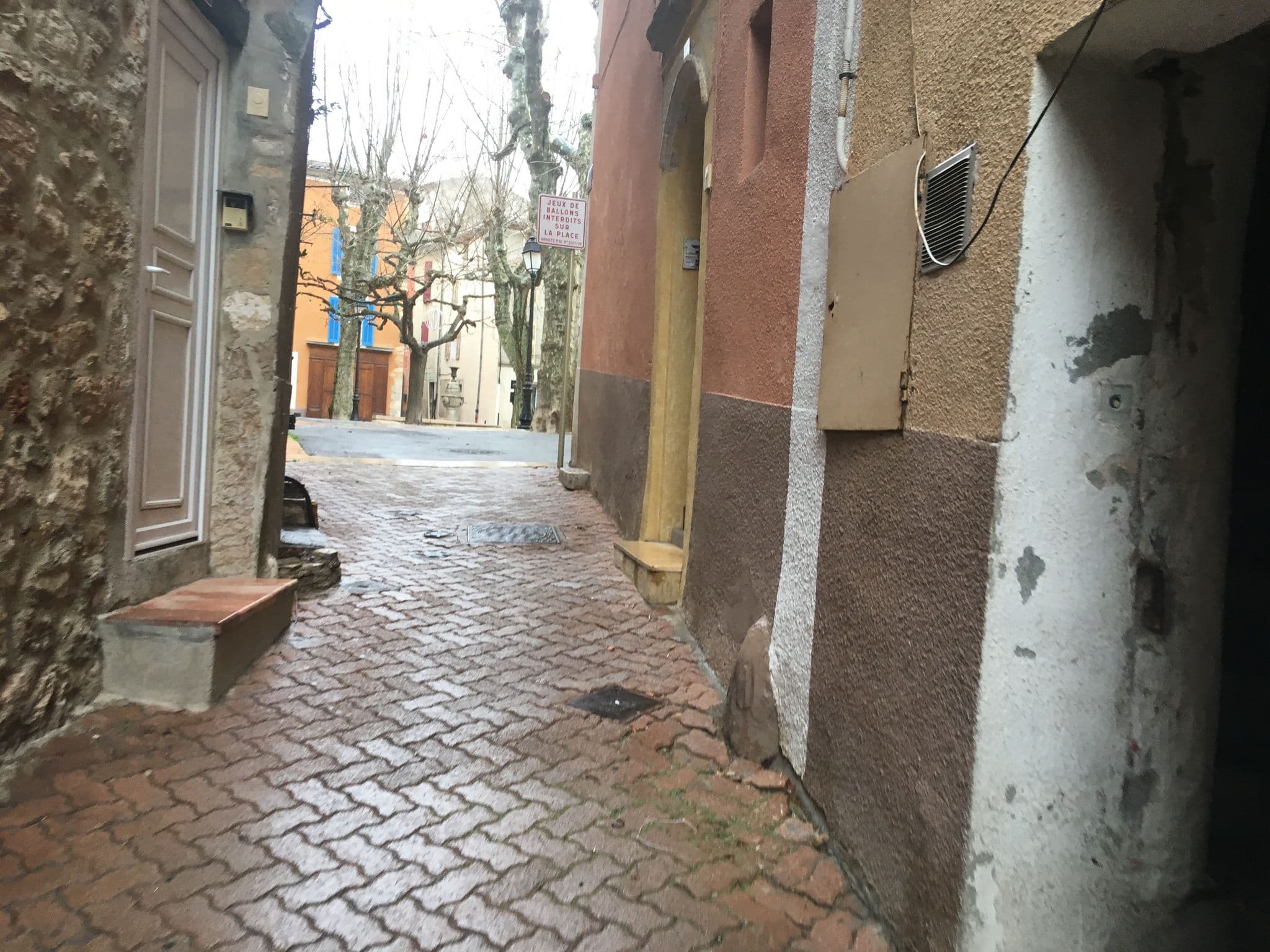 Street view near Auberge de la Fontaine, Rians — © phjarry (CC BY-SA · Mapillary)