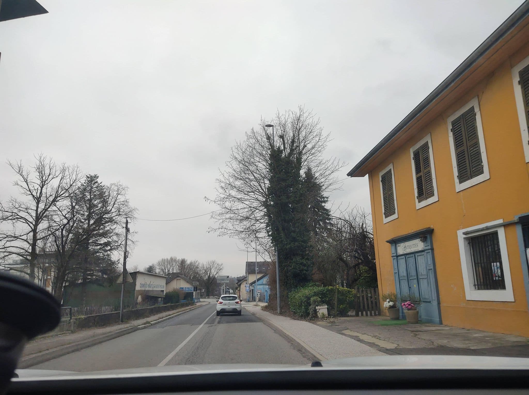 Street view near Savoy Hotel / Restaurant, Le Bourget-du-Lac — © MatthieuF4FNE (CC BY-SA · Mapillary)