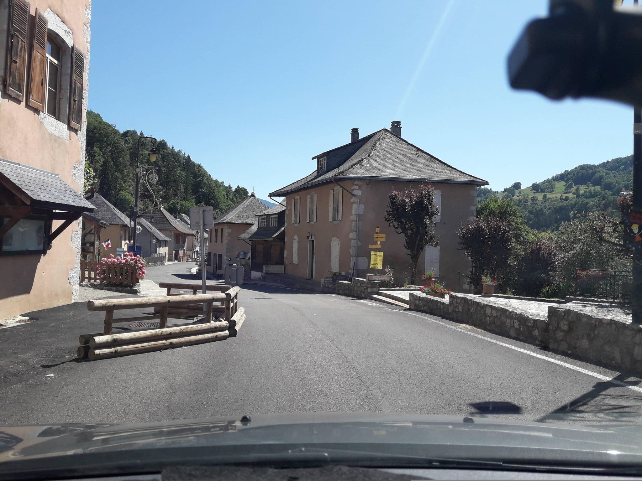 Street view near L'entre monts et loisirs, Barraux — © eric_s (CC BY-SA · Mapillary)