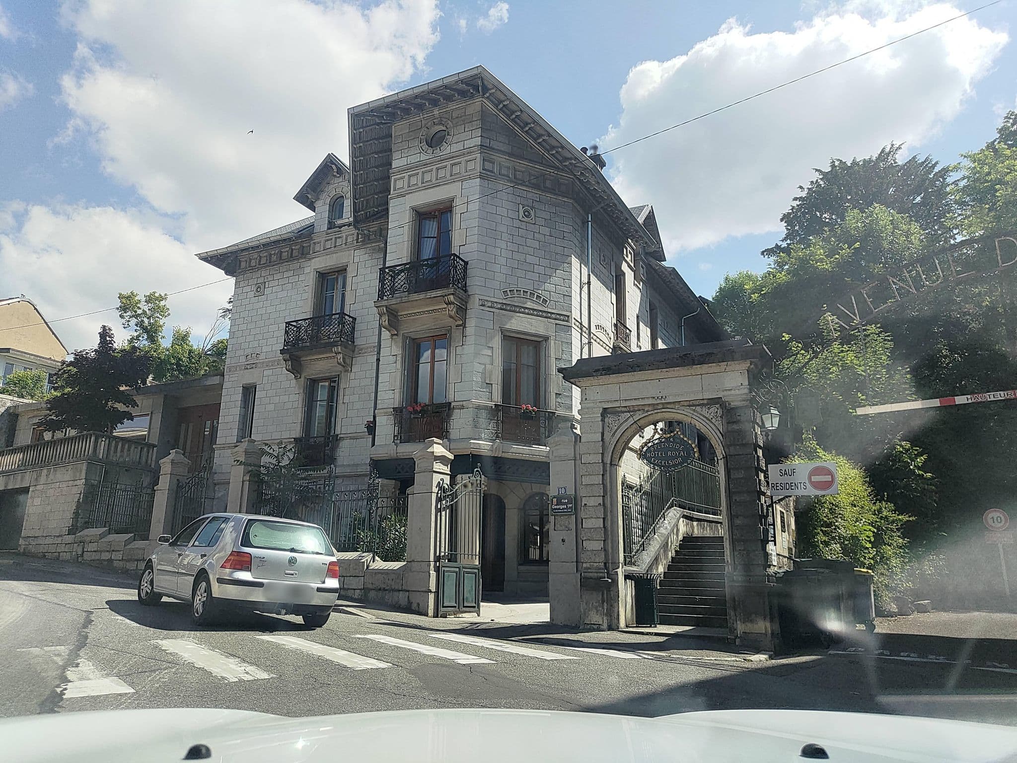 Street view near Hôtel Des Bains - Aix les Bains, Aix-les-Bains — © MatthieuF4FNE (CC BY-SA · Mapillary)
