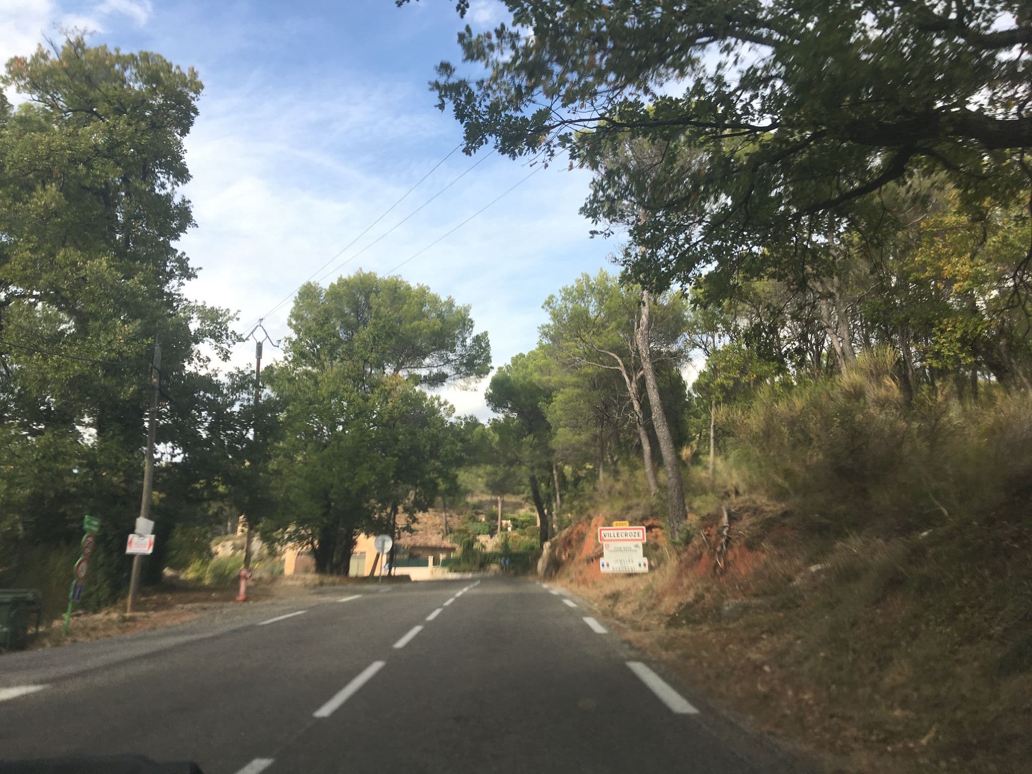 Street view near Residence Hoteliere & Restaurant le Colombier, Villecroze — © phjarry (CC BY-SA · Mapillary)