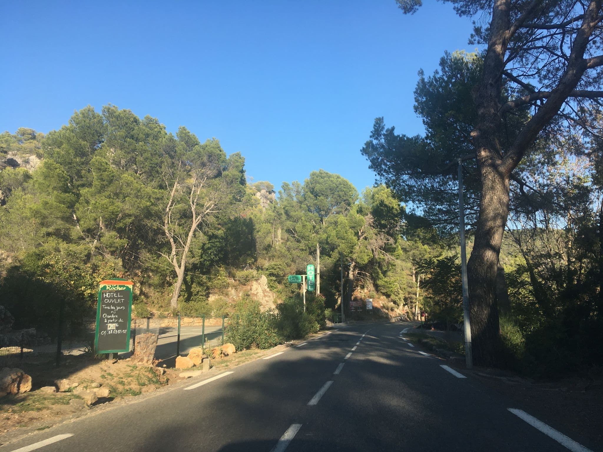 Street view near Hôtel le Rocher, Villecroze — © phjarry (CC BY-SA · Mapillary)