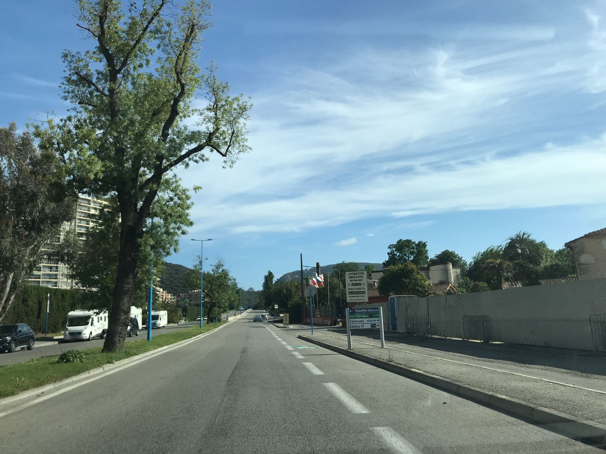 Street view near Azur Hotel Mandelieu-La Napoule, Mandelieu-la-Napoule — © pgiraud (CC BY-SA · Mapillary)