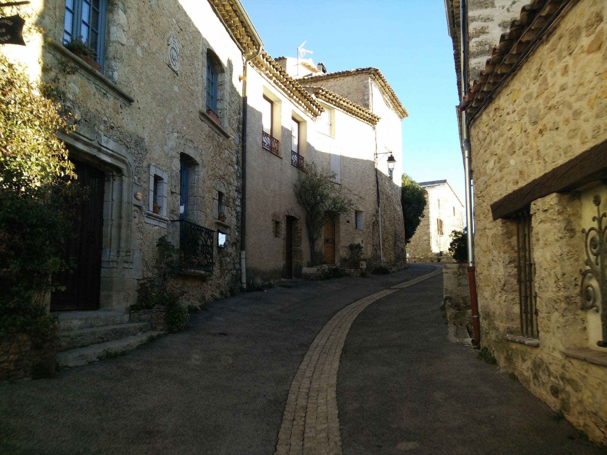 Street view near Maison de la Treille, Villecroze — © joostjakob (CC BY-SA · Mapillary)