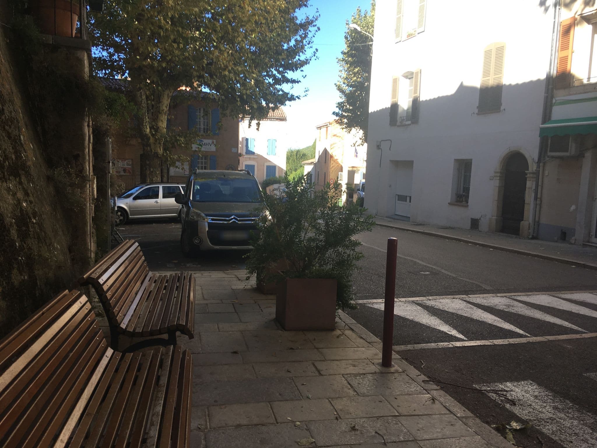 Street view near Hôtel le Colombier, Villecroze — © phjarry (CC BY-SA · Mapillary)