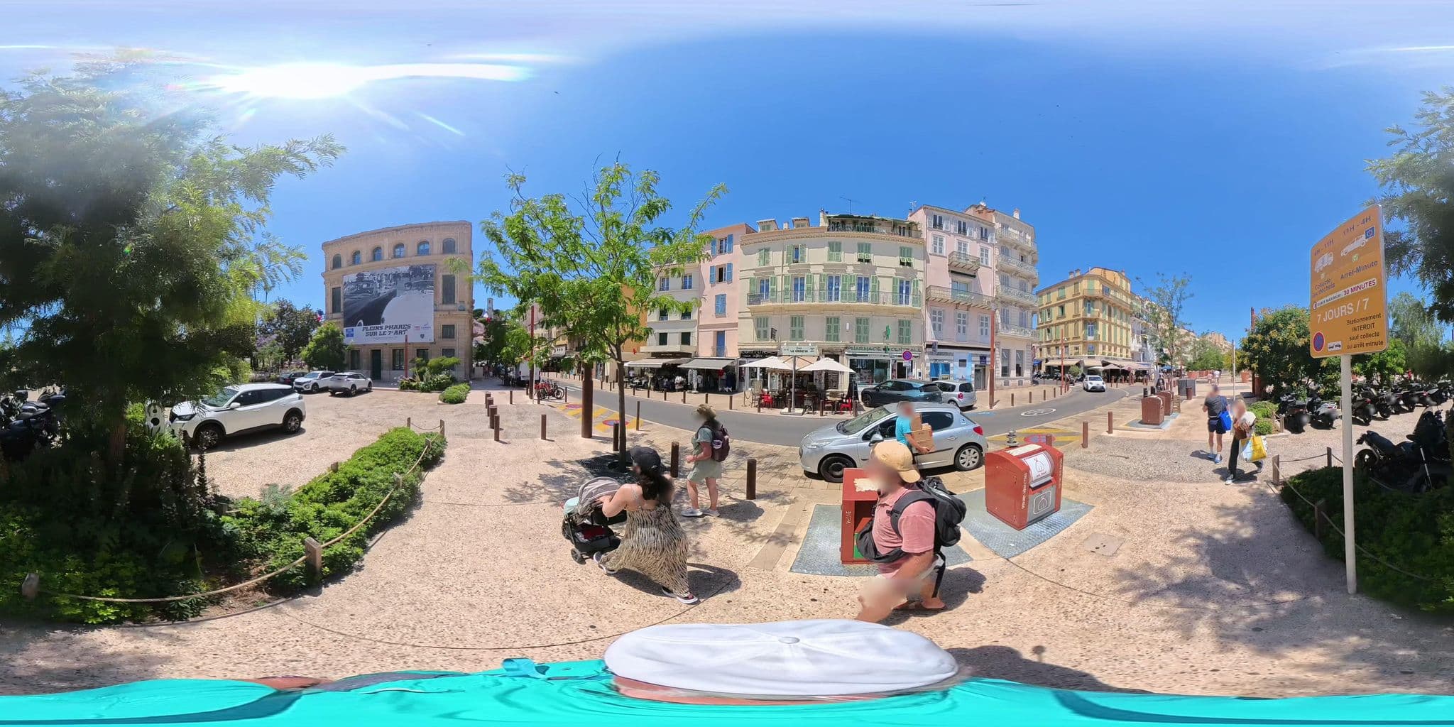 Street view near La Petit Maison du Bonheur, Cannes — © graharg (CC BY-SA · Mapillary)