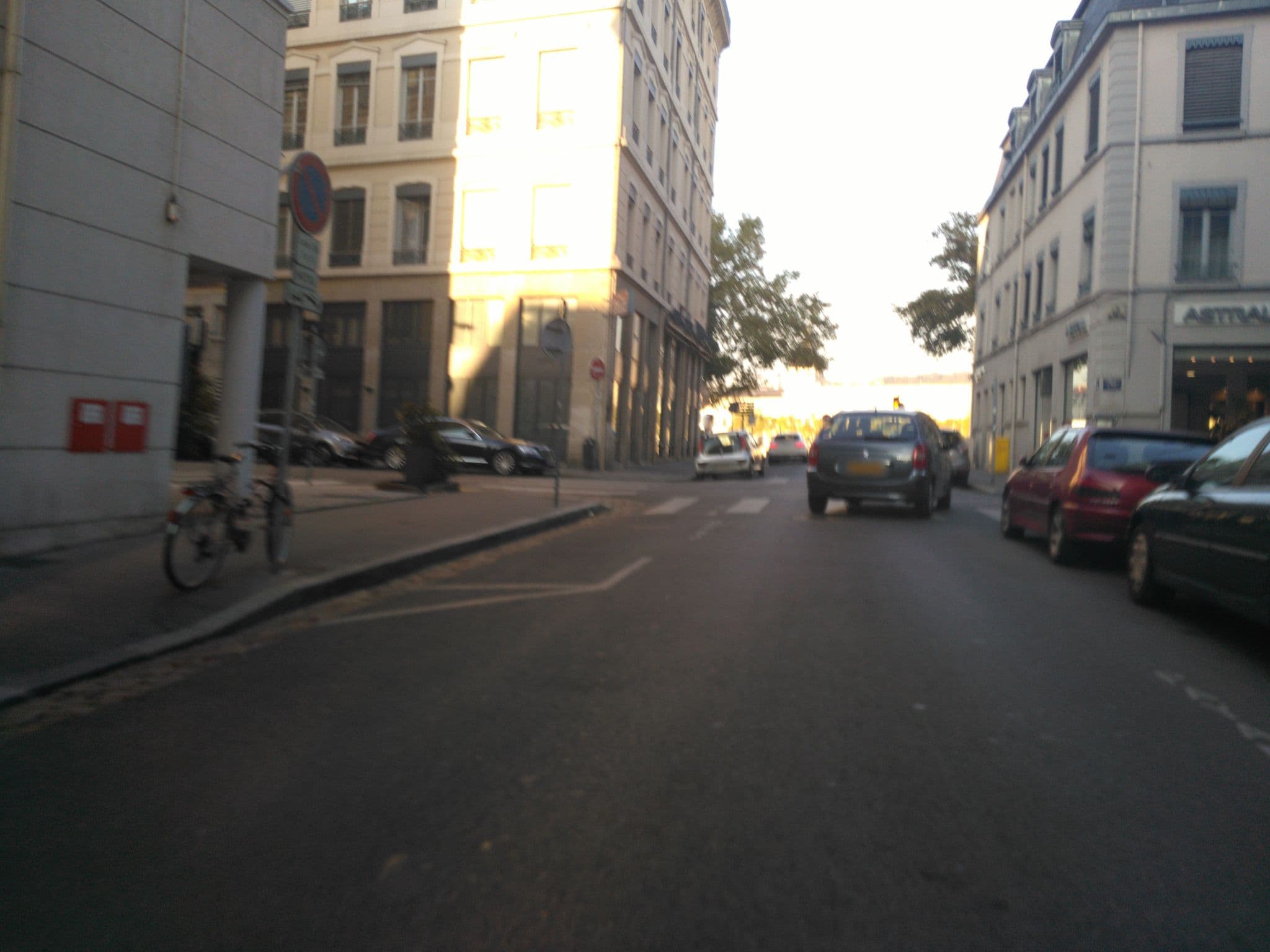 Street view near Hôtel du Pont Wilson, Lyon 03 — © vho (CC BY-SA · Mapillary)